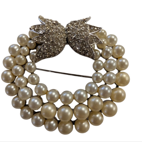 Classic Pearl and Rhinestone Costume Brooch - Picture 5 of 7